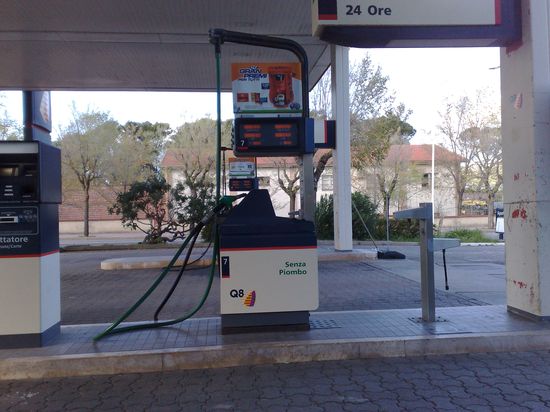 Benzina: da sabato sconti in autostrada fino a 10 centesimi di euro al litro
