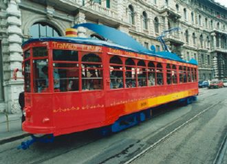Milano: un tram tutto colorato per giovani turisti