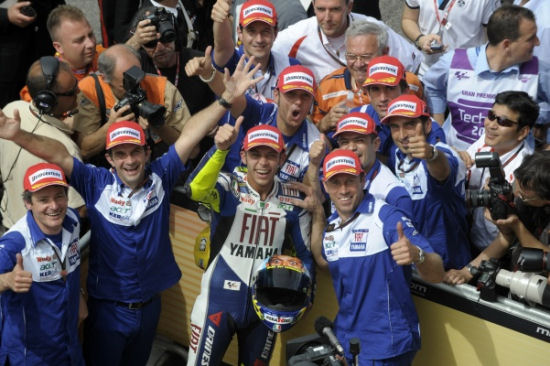 valetino-rossi-rif-contratto-yamaha.jpg