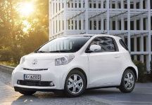 Toyota iQ: qualche piccolo ritocco agli interni della citycar per il 2011